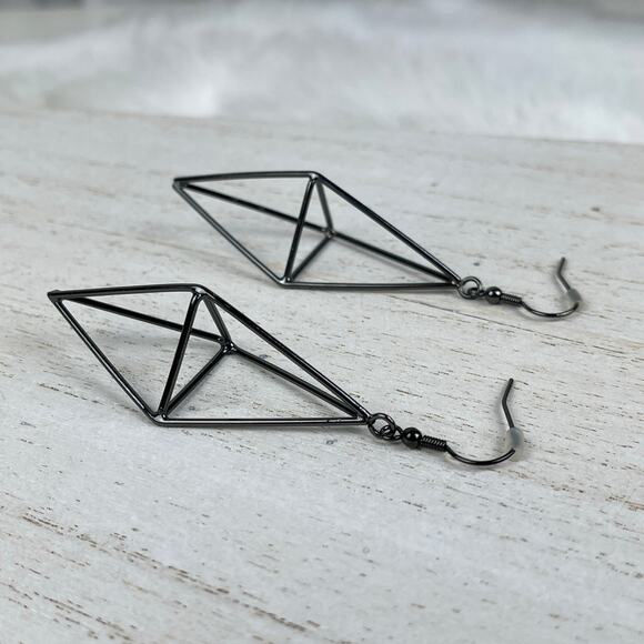 Dark Silver Gunmetal Geometric Earrings Pyramid Diamond Tetrahedron Shape NWOT - Picture 3 of 16